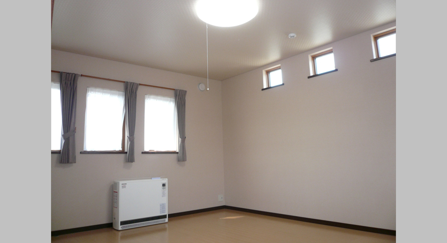 【寝室】寝室の高い部分の小さな窓も明りとりになり、お部屋のアクセントにもなっています