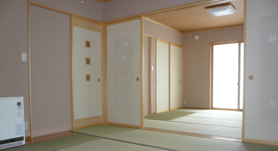 【和室通し間】ナチュラルな雰囲気の和室。将来は寝室となる和室は収納も考えられています。