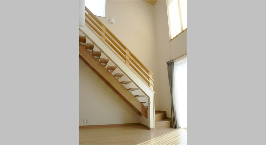 【リビング階段】階段の手すりは温かみのある木製手摺です。