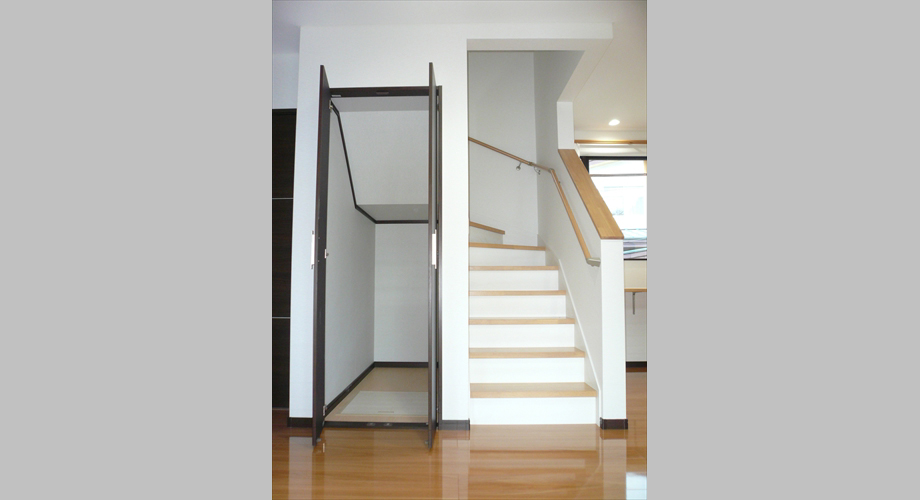 【階段】階段下収納も充実。階段の段板と蹴込板の色合いを変えてナチュラルに。