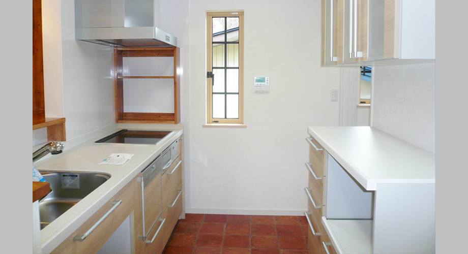 【キッチン】テラコッタ柄のタイル調の床が印象的なキッチン空間。お料理も楽しく出来そう。