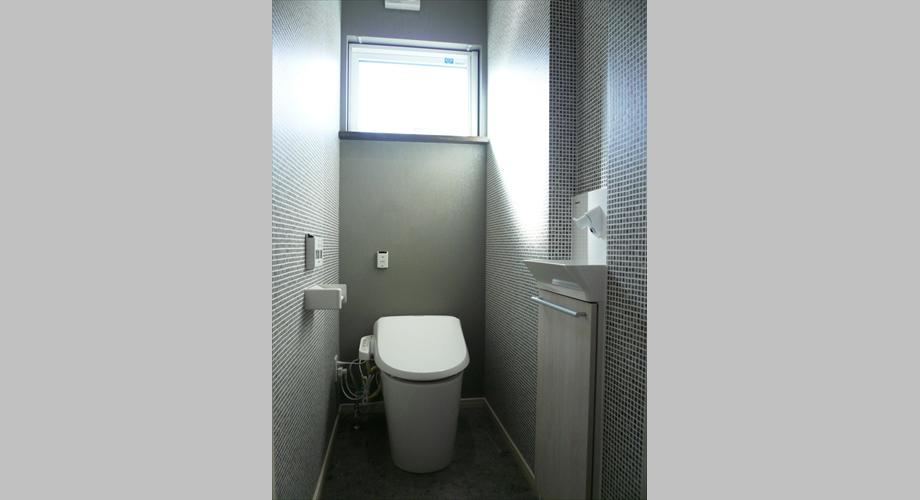 【トイレ】黒系のタイル調クロスの印象的なトイレ空間です。実際に見るととてもかっこいいです。